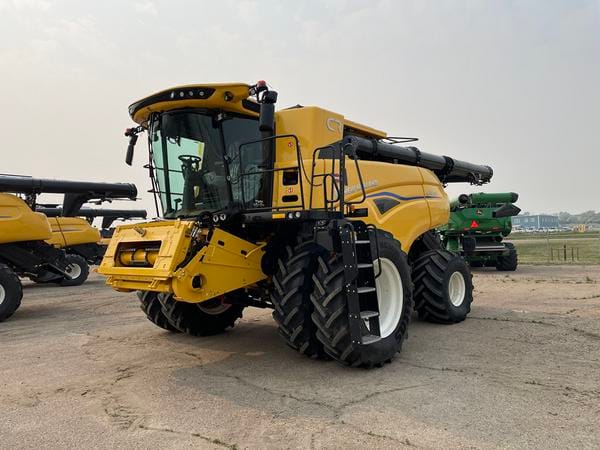 2025 New Holland CR8.90