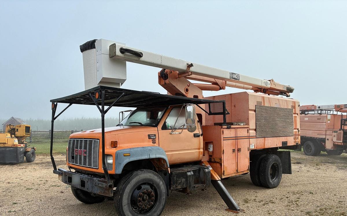 2001 GMC C7500 Tree Trimming Truck