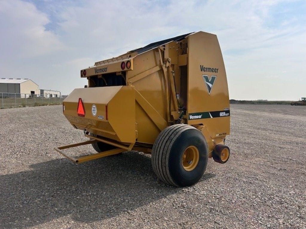 2021 Vermeer® Round Hay Balers 605N