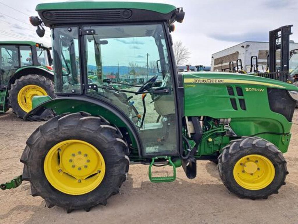 2017 John Deere 5075GV
