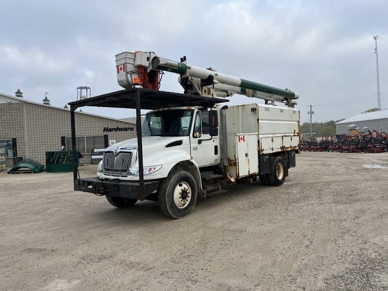 2005 INTERNATIONAL 4400 FORESTRY BUCKET TRUCK