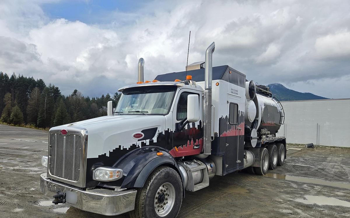 2020 Peterbilt 567 Hydro Excavator Truck