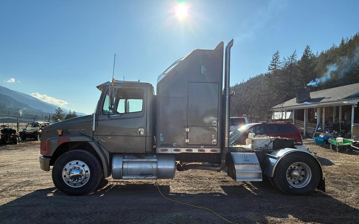 1995 Freightliner FL80 Sleeper Truck Tractor